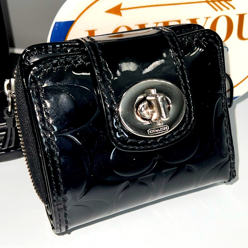 🖤AUTHENTIC SIGNATURE DESIGN PATENT LEATHER COACH TURNLOCK WALLET🖤